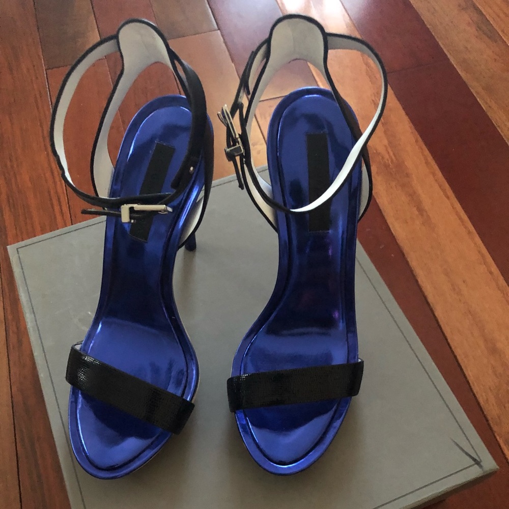 BCBG “MA-FINITE” Sandals. Blue metallic insole!